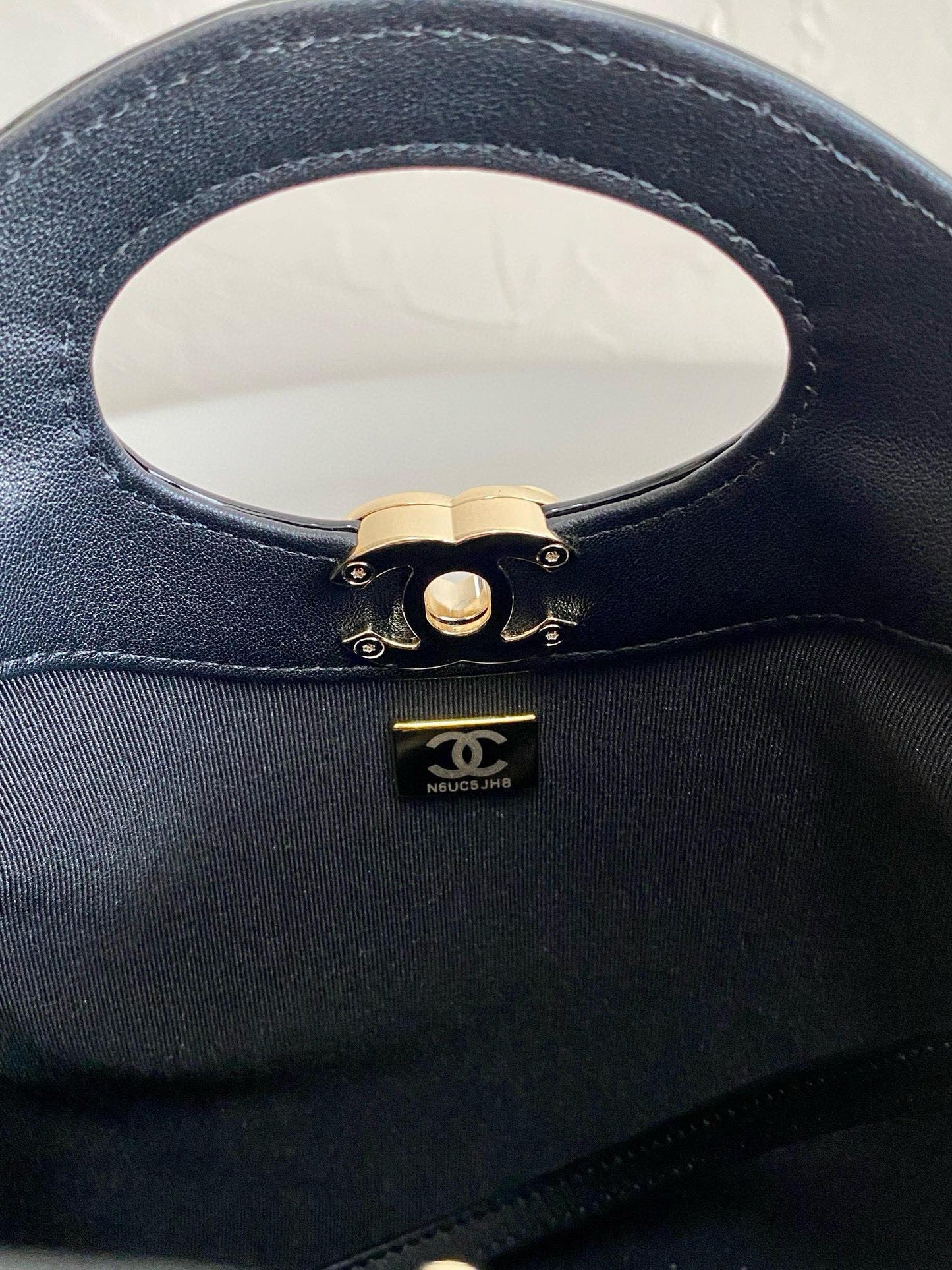 23a cc 31 mini sac shopping 23cm cuir de veau verni jaune noir