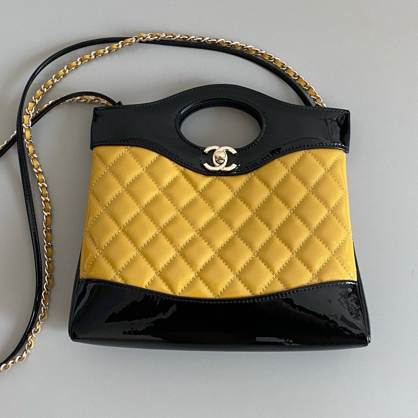 23a cc 31 mini sac shopping 23cm cuir de veau verni jaune noir