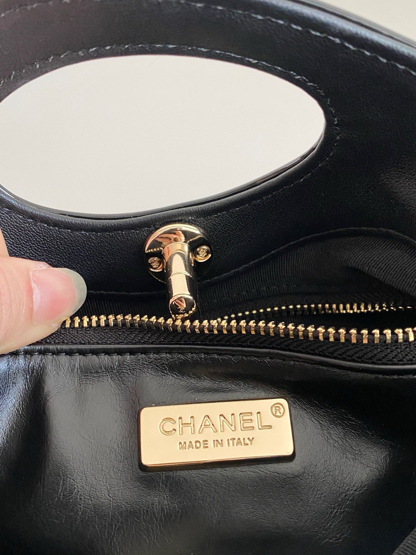 23a cc 31 mini sac shopping 23cm cuir de veau verni jaune noir