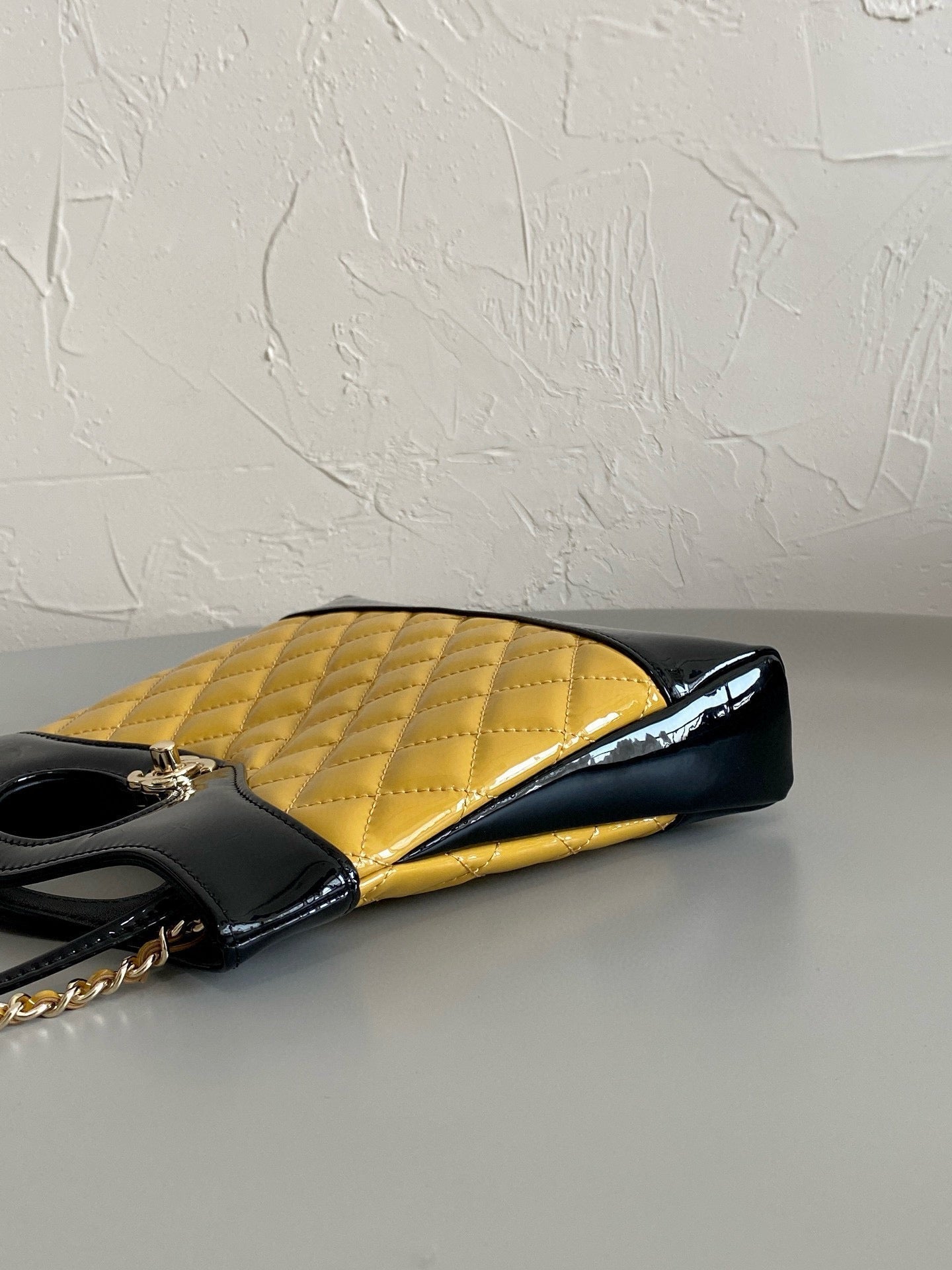 23a cc 31 mini sac shopping 23cm cuir de veau verni jaune noir