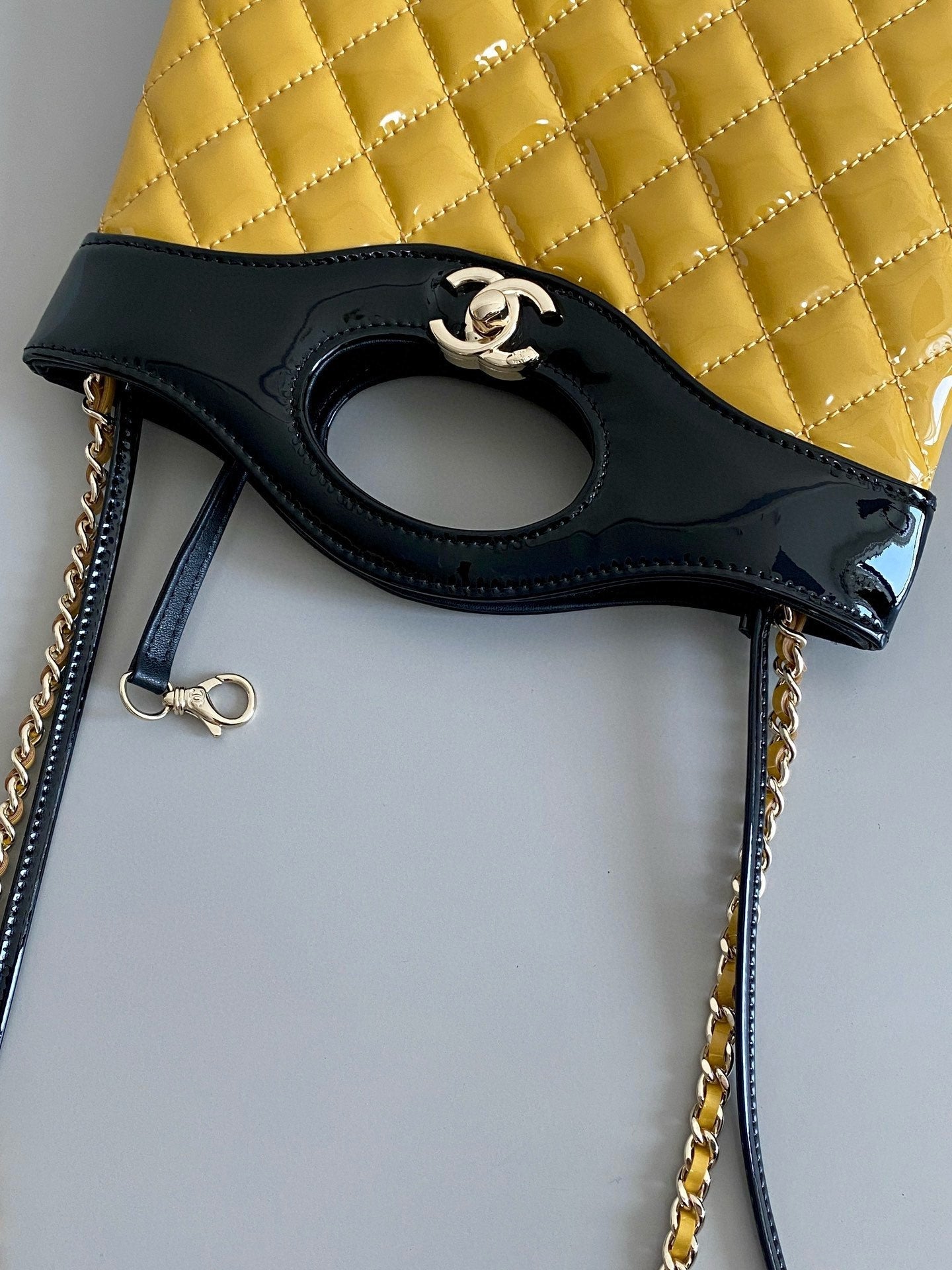 23a cc 31 mini sac shopping 23cm cuir de veau verni jaune noir