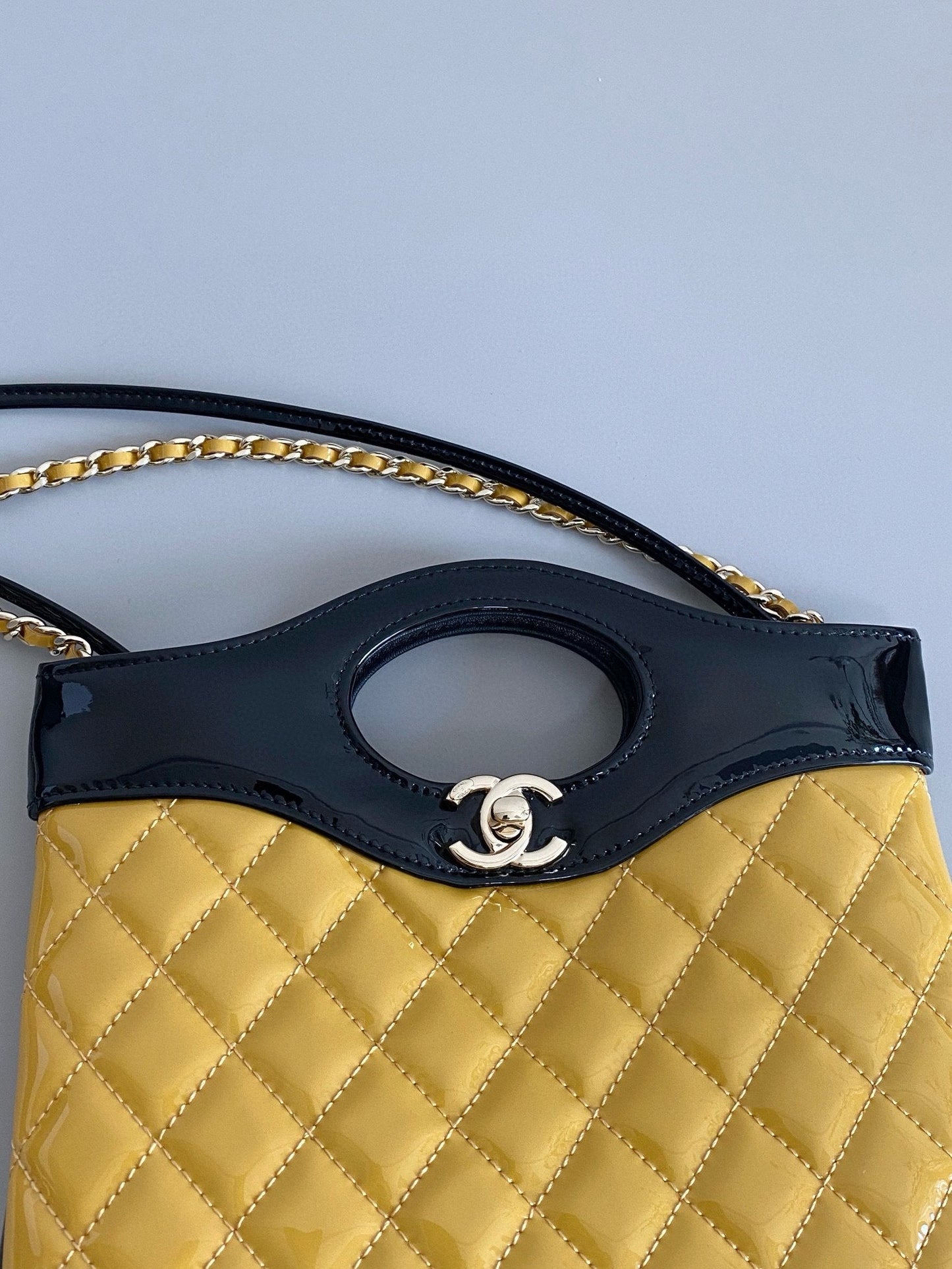 23a cc 31 mini sac shopping 23cm cuir de veau verni jaune noir