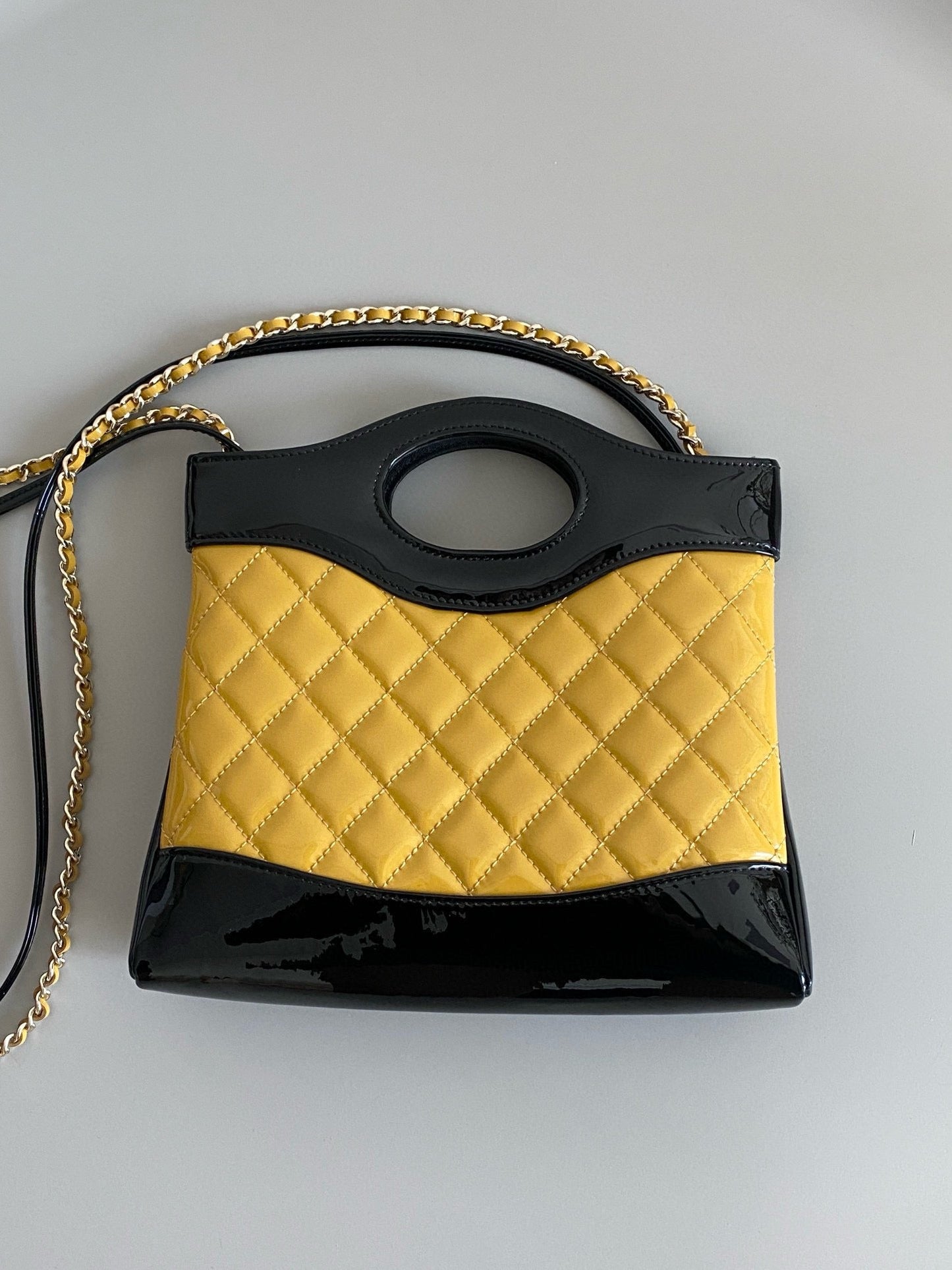 23a cc 31 mini sac shopping 23cm cuir de veau verni jaune noir