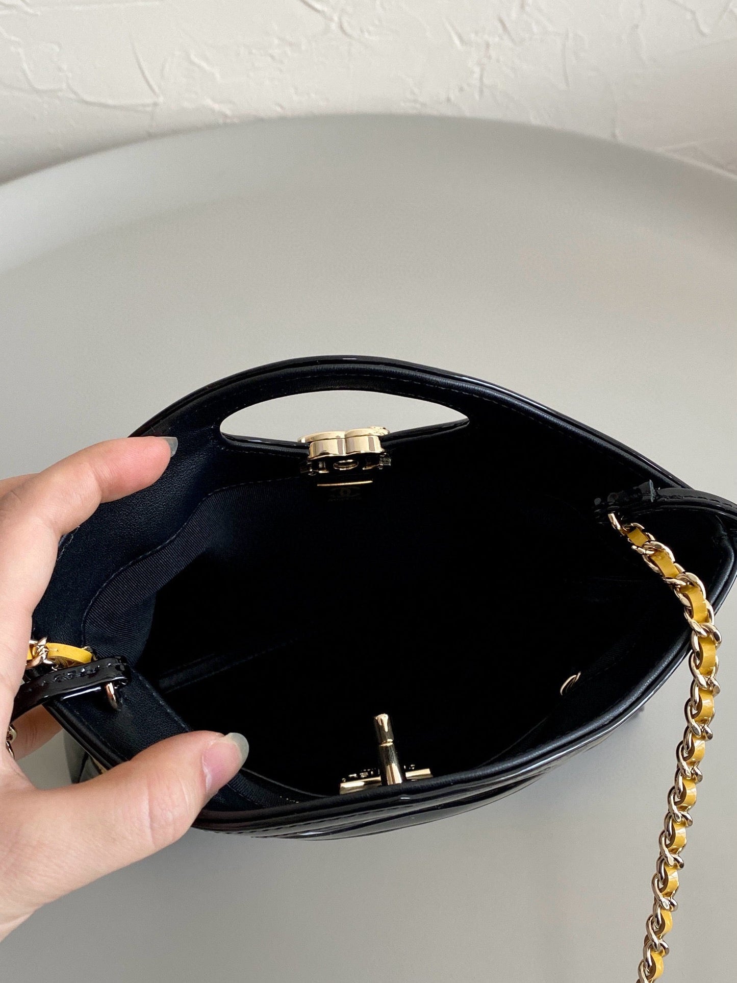 23a cc 31 mini sac shopping 23cm cuir de veau verni jaune noir