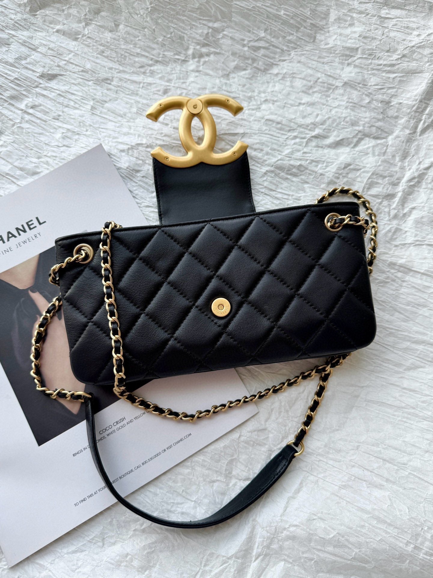 Sac baguette 24c cc en cuir d'agneau noir et accessoires dorés