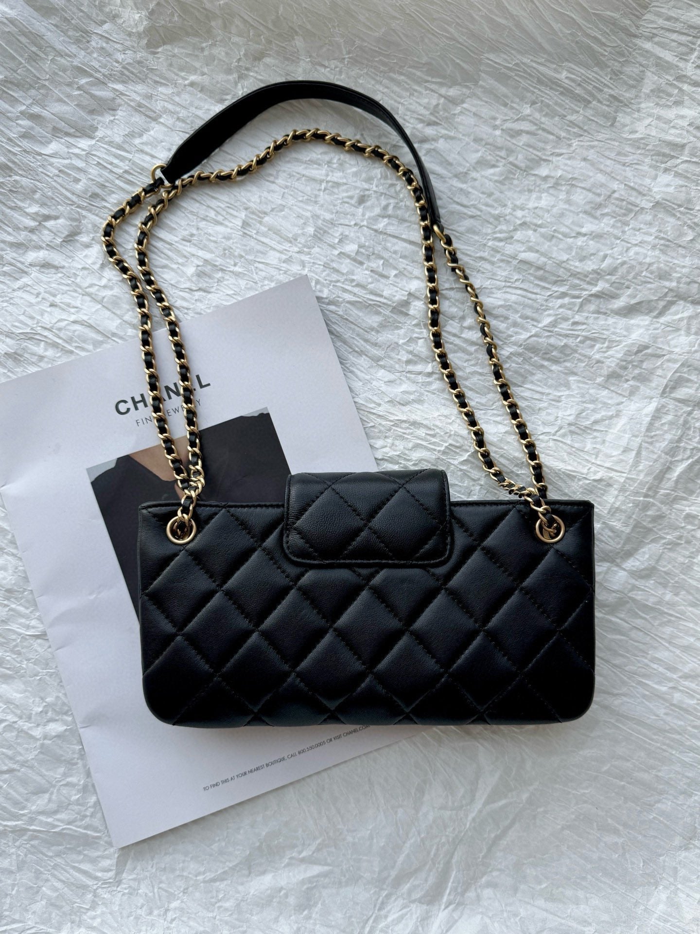 Sac baguette 24c cc en cuir d'agneau noir et accessoires dorés
