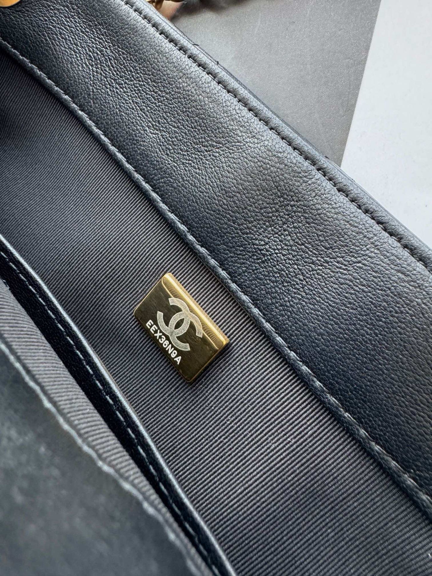 Sac baguette 24c cc en cuir d'agneau noir et accessoires dorés