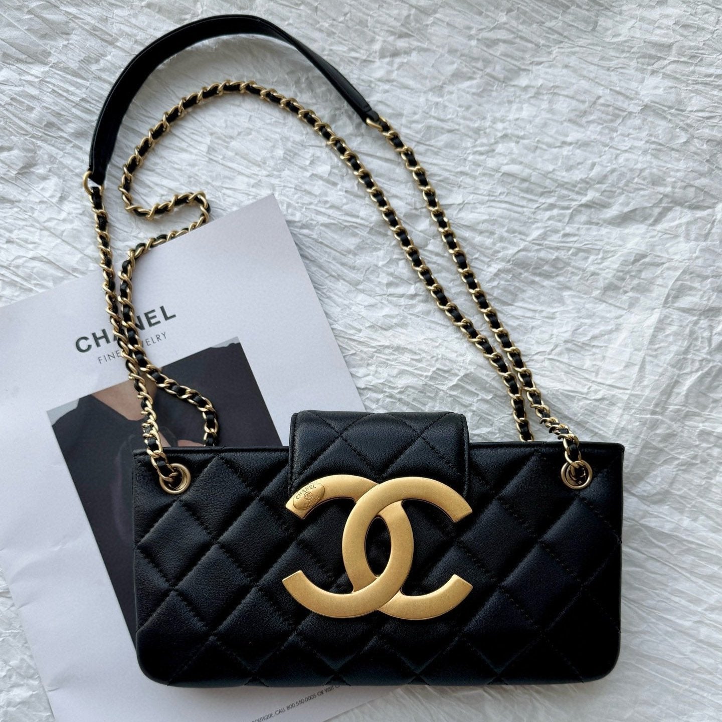 Sac baguette 24c cc en cuir d'agneau noir et accessoires dorés