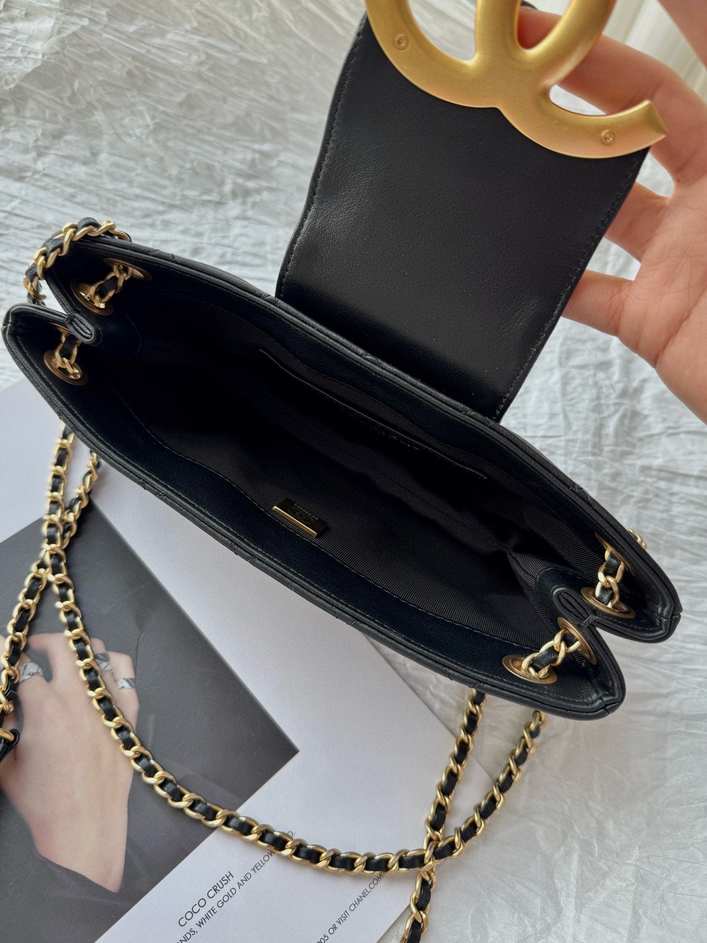 Sac baguette 24c cc en cuir d'agneau noir et accessoires dorés