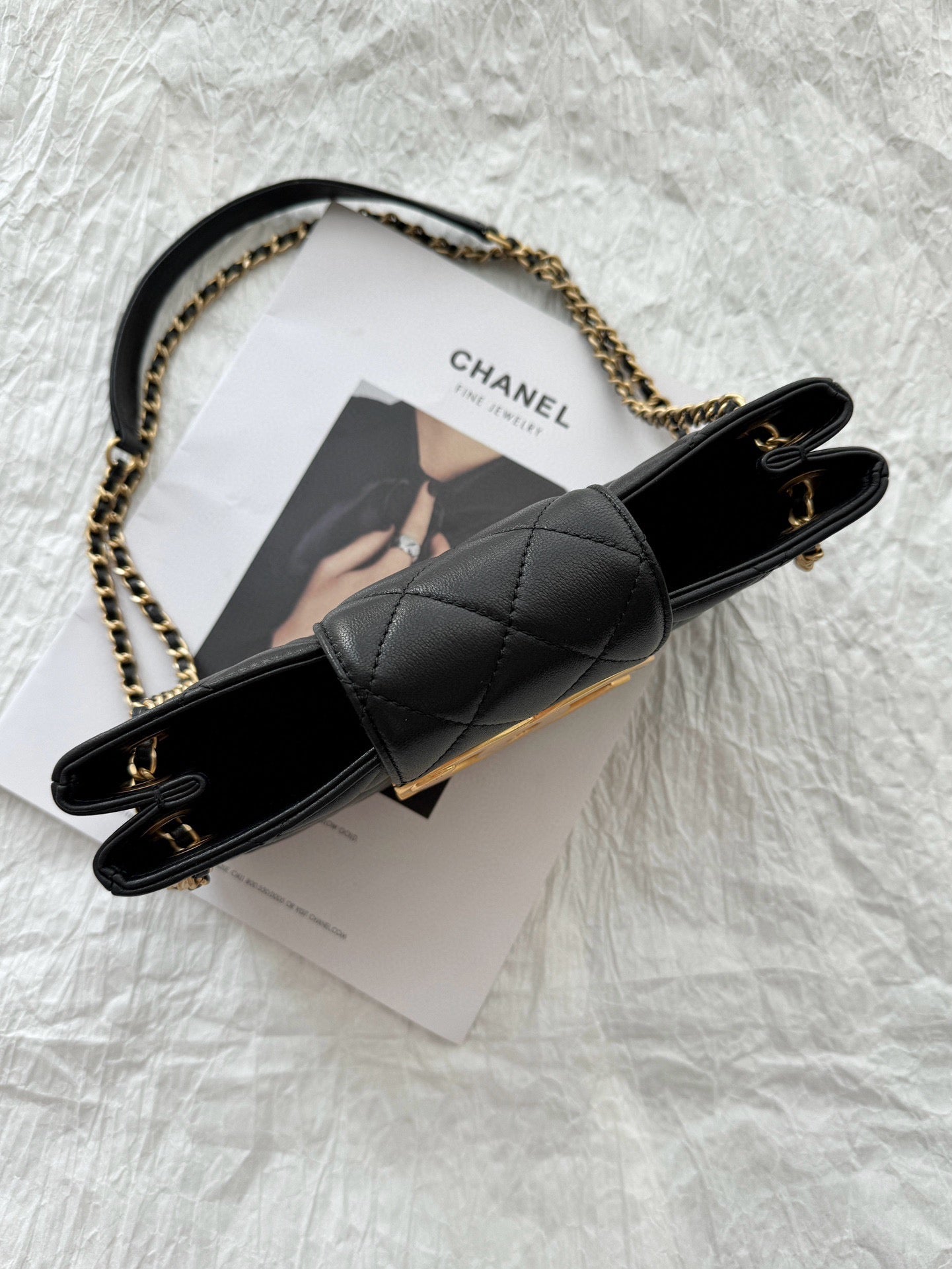 Sac baguette 24c cc en cuir d'agneau noir et accessoires dorés