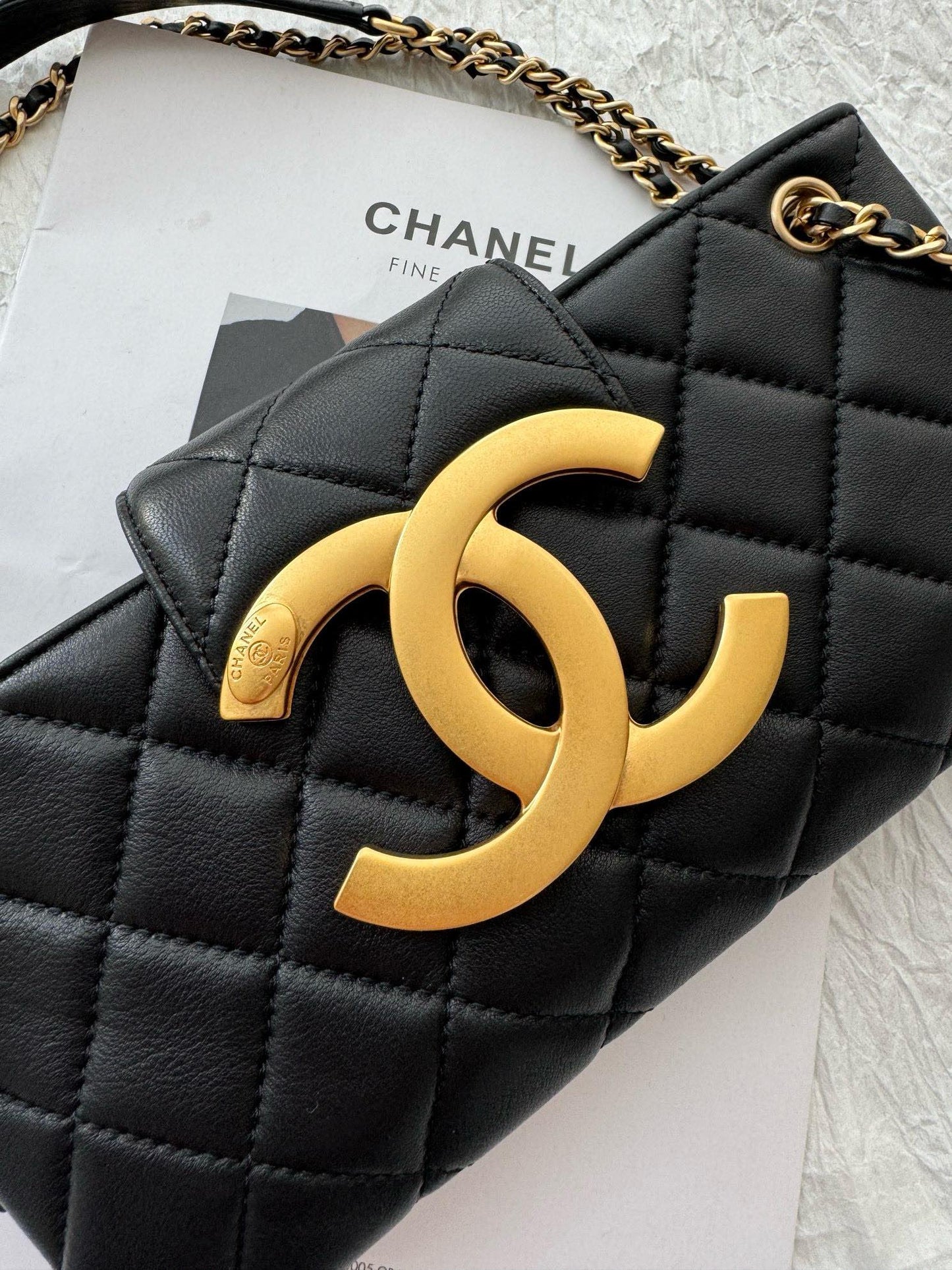 Sac baguette 24c cc en cuir d'agneau noir et accessoires dorés