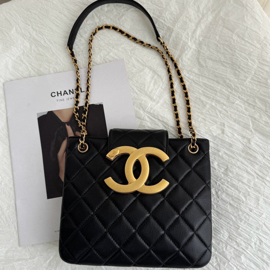 Petit sac shopping 24c cc 21cm en cuir d'agneau noir avec accessoires dorés