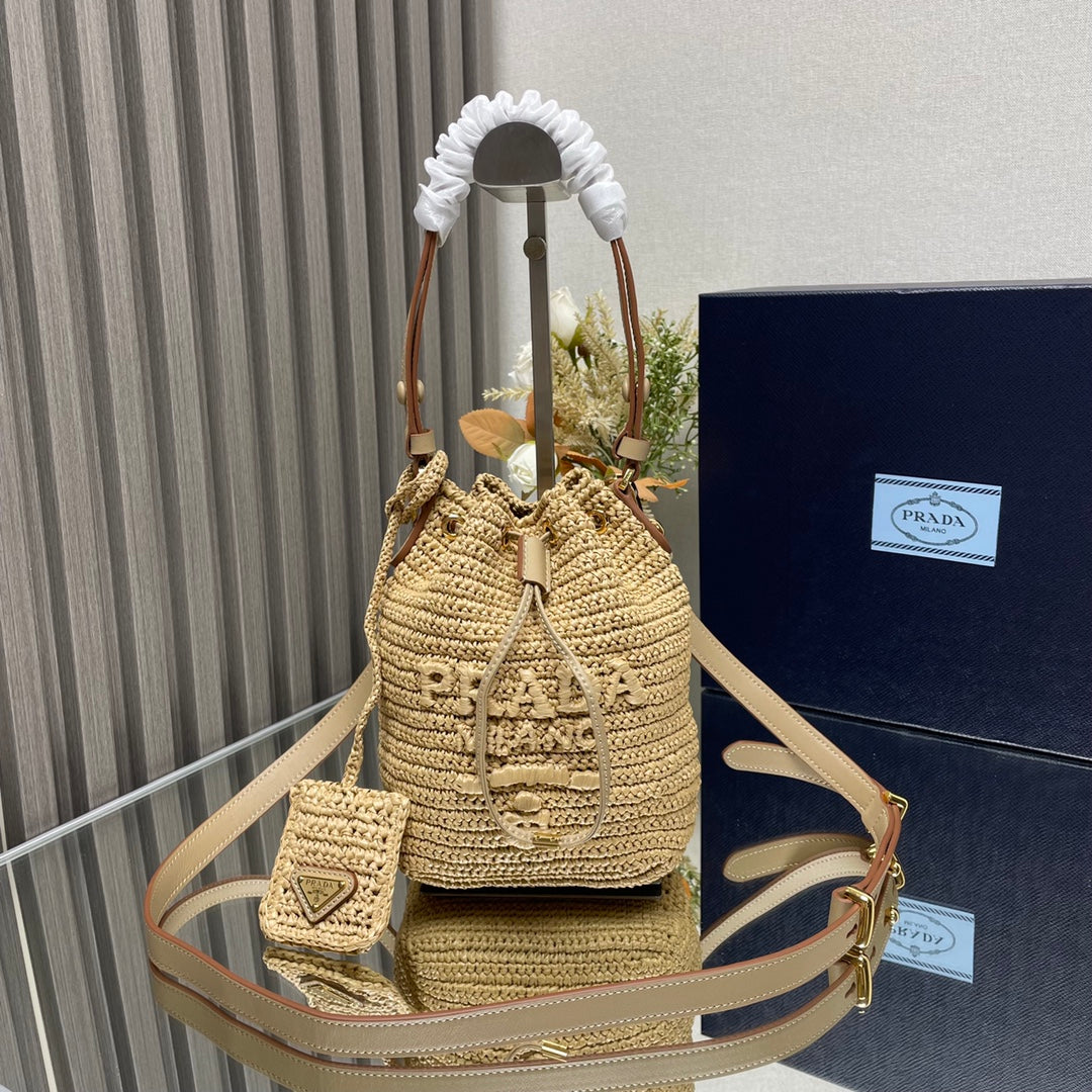 SAC SEAU 20 EN RAPHIA TISSÉ BEIGE LOGO EN RELIEF