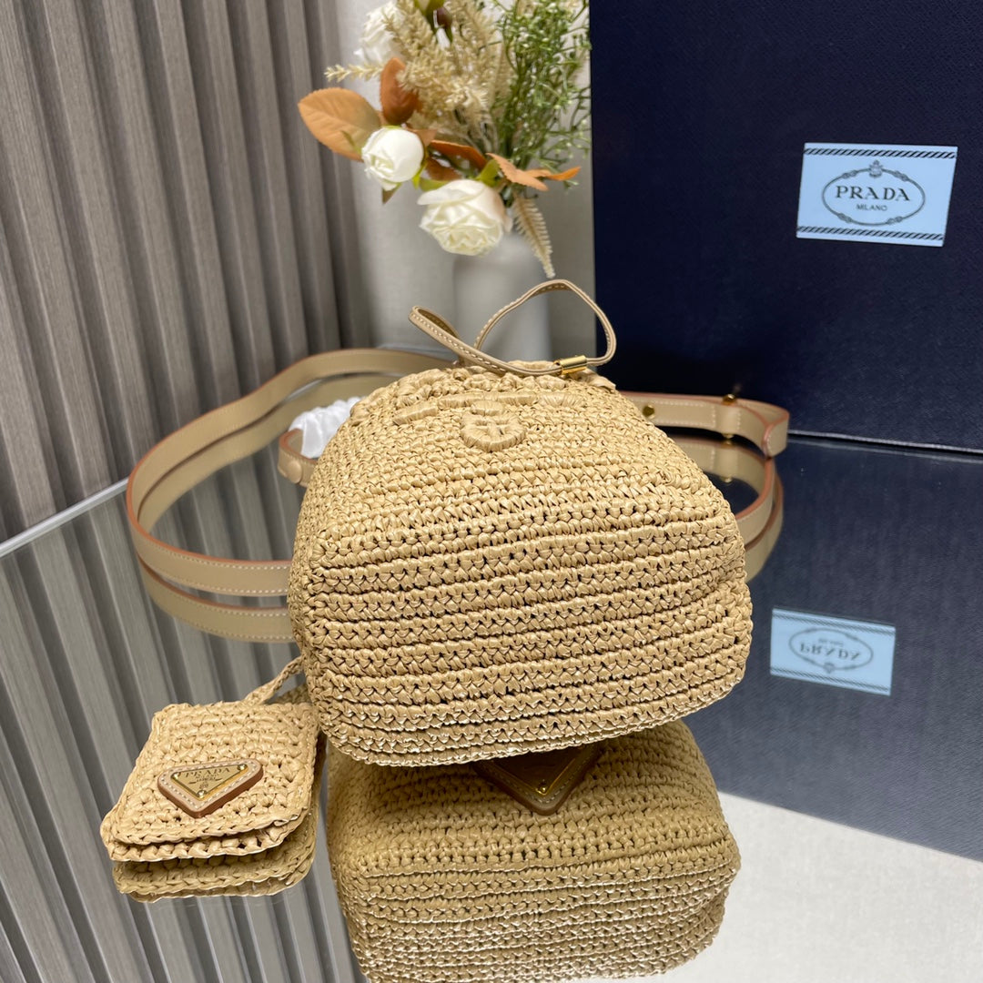 SAC SEAU 20 EN RAPHIA TISSÉ BEIGE LOGO EN RELIEF