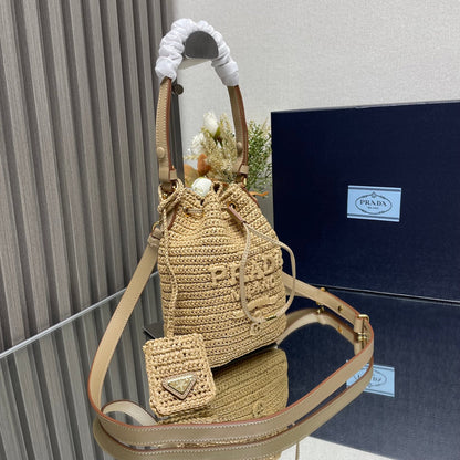 SAC SEAU 20 EN RAPHIA TISSÉ BEIGE LOGO EN RELIEF