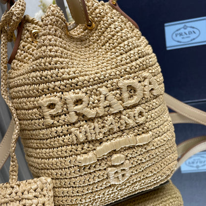 SAC SEAU 20 EN RAPHIA TISSÉ BEIGE LOGO EN RELIEF