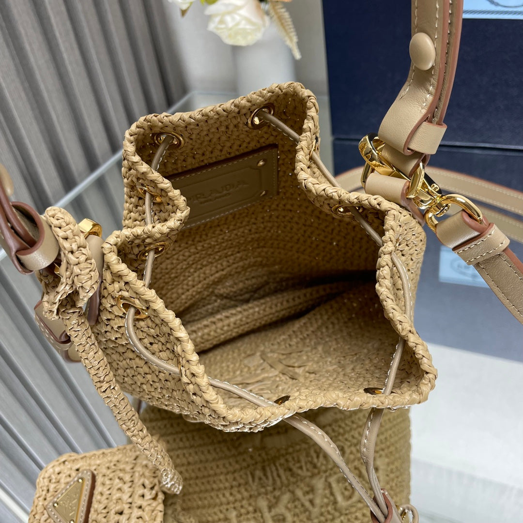 SAC SEAU 20 EN RAPHIA TISSÉ BEIGE LOGO EN RELIEF
