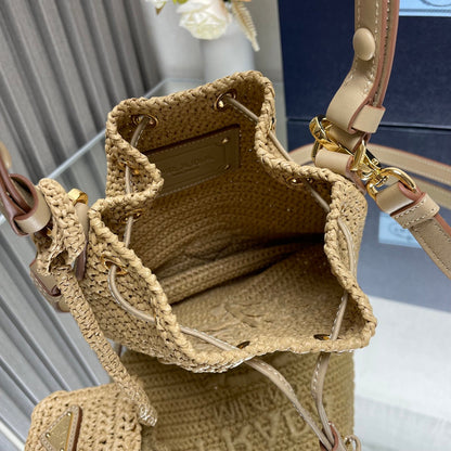 SAC SEAU 20 EN RAPHIA TISSÉ BEIGE LOGO EN RELIEF