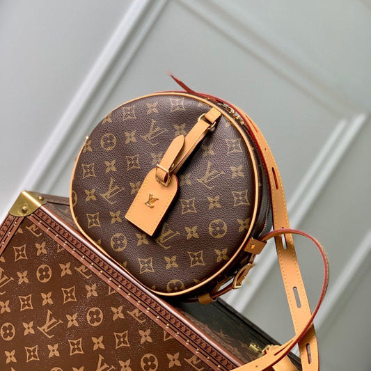 Louis Boite Chapeau Souple MM Marron Monogram
