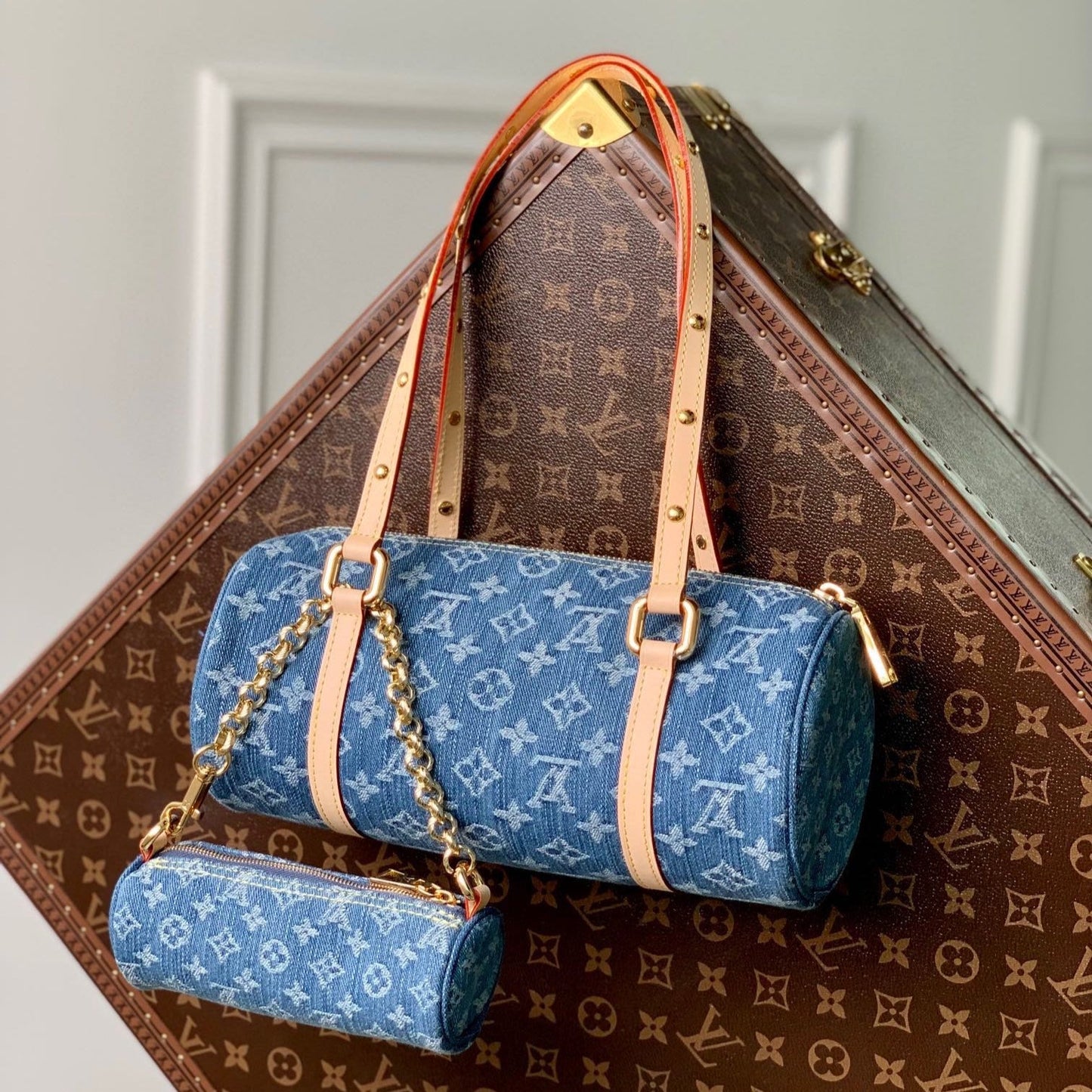 PAPILLON 27 EN DENIM MONOGRAMME BLEU, QUINCAILLERIE DORÉ