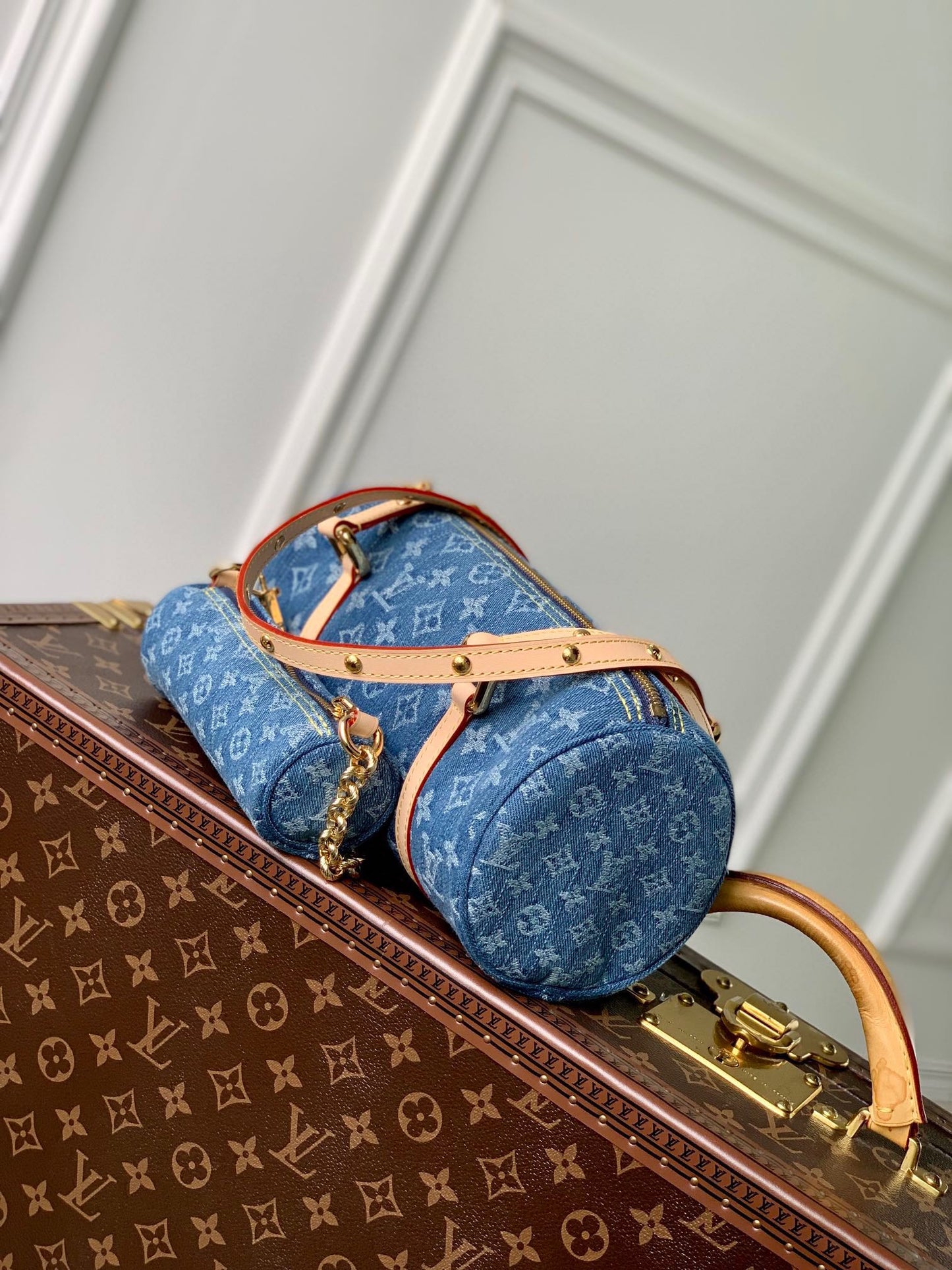 PAPILLON 27 EN DENIM MONOGRAMME BLEU, QUINCAILLERIE DORÉ