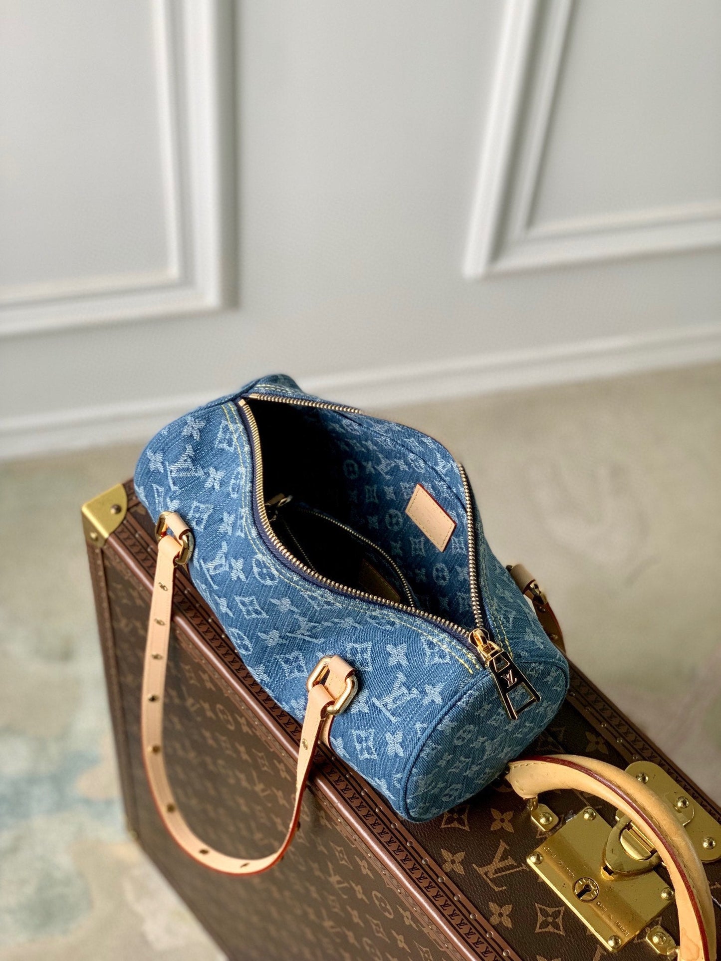 PAPILLON 27 EN DENIM MONOGRAMME BLEU, QUINCAILLERIE DORÉ