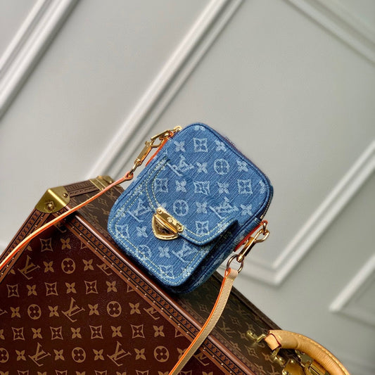 Pochette Fairfax 18 pouces en denim bleu monogrammé, quincaillerie dorée