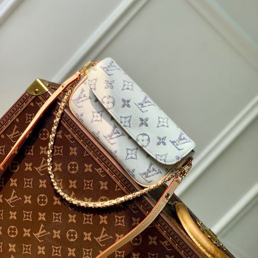 Portefeuille LV sur chaîne Ivy 23,5 en tissu jacquard monogramme blanc