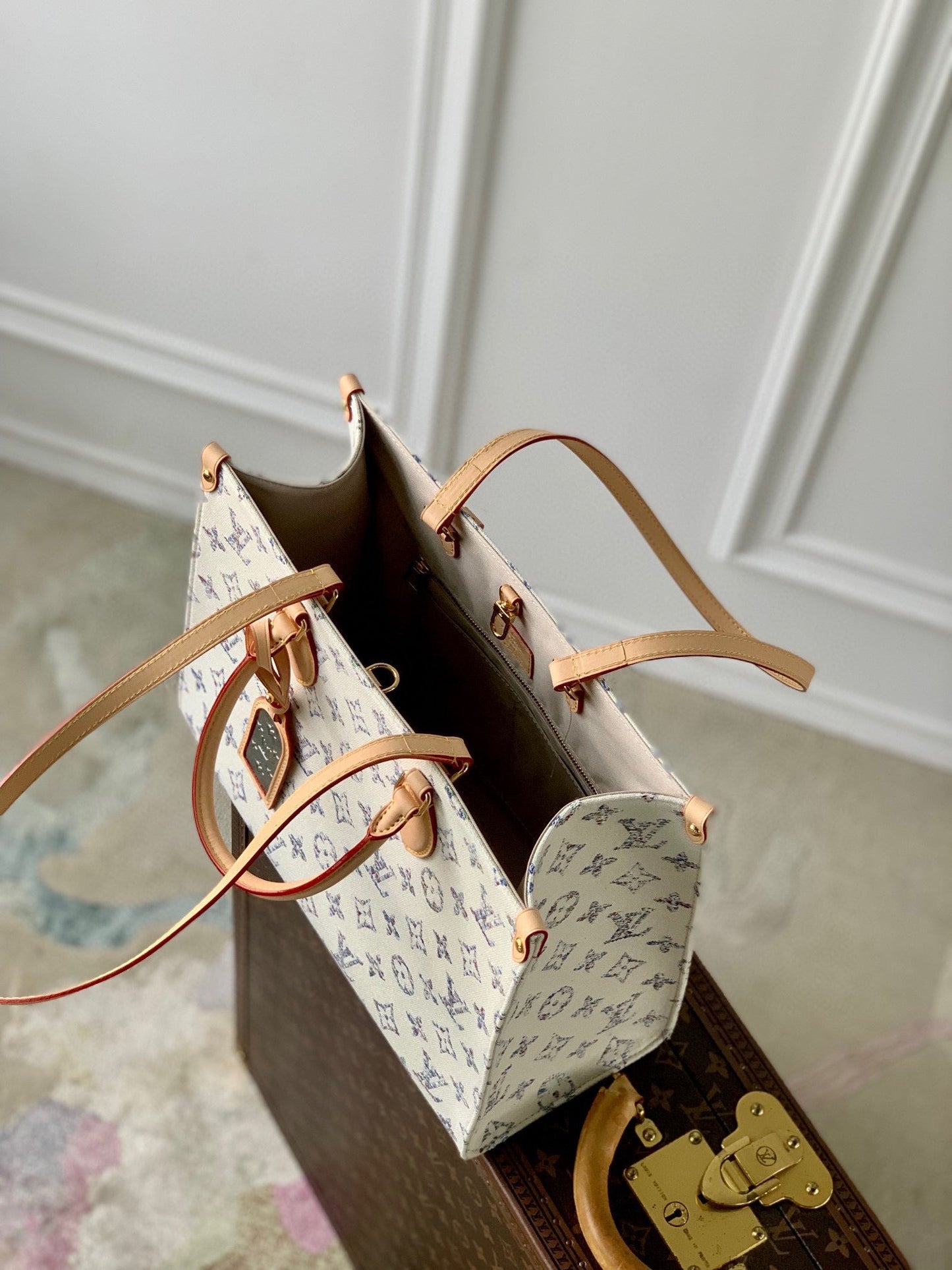 Lv OntheGo MM Cuir beige Tissu jacquard monogramme blanc