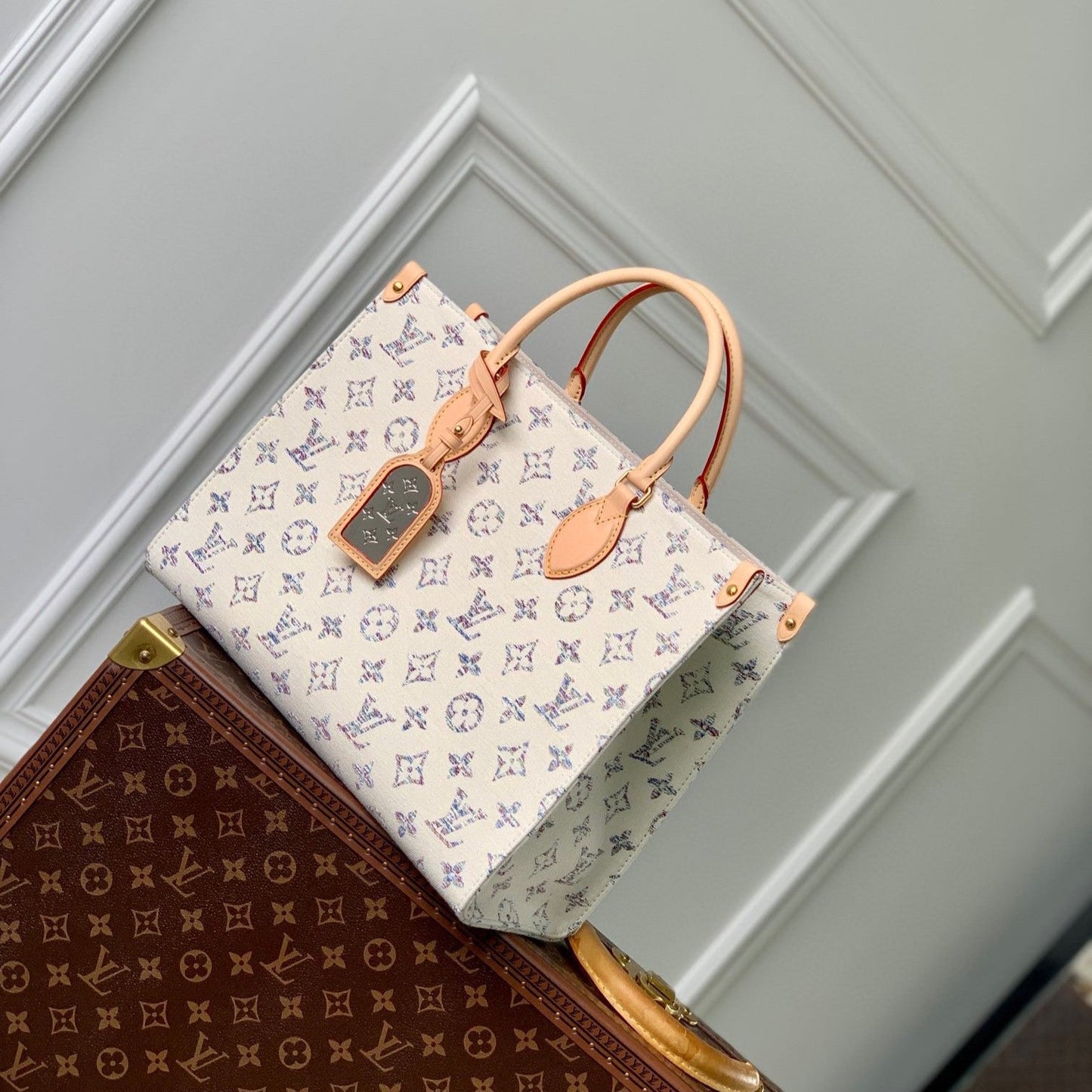 Lv OntheGo MM Cuir beige Tissu jacquard monogramme blanc