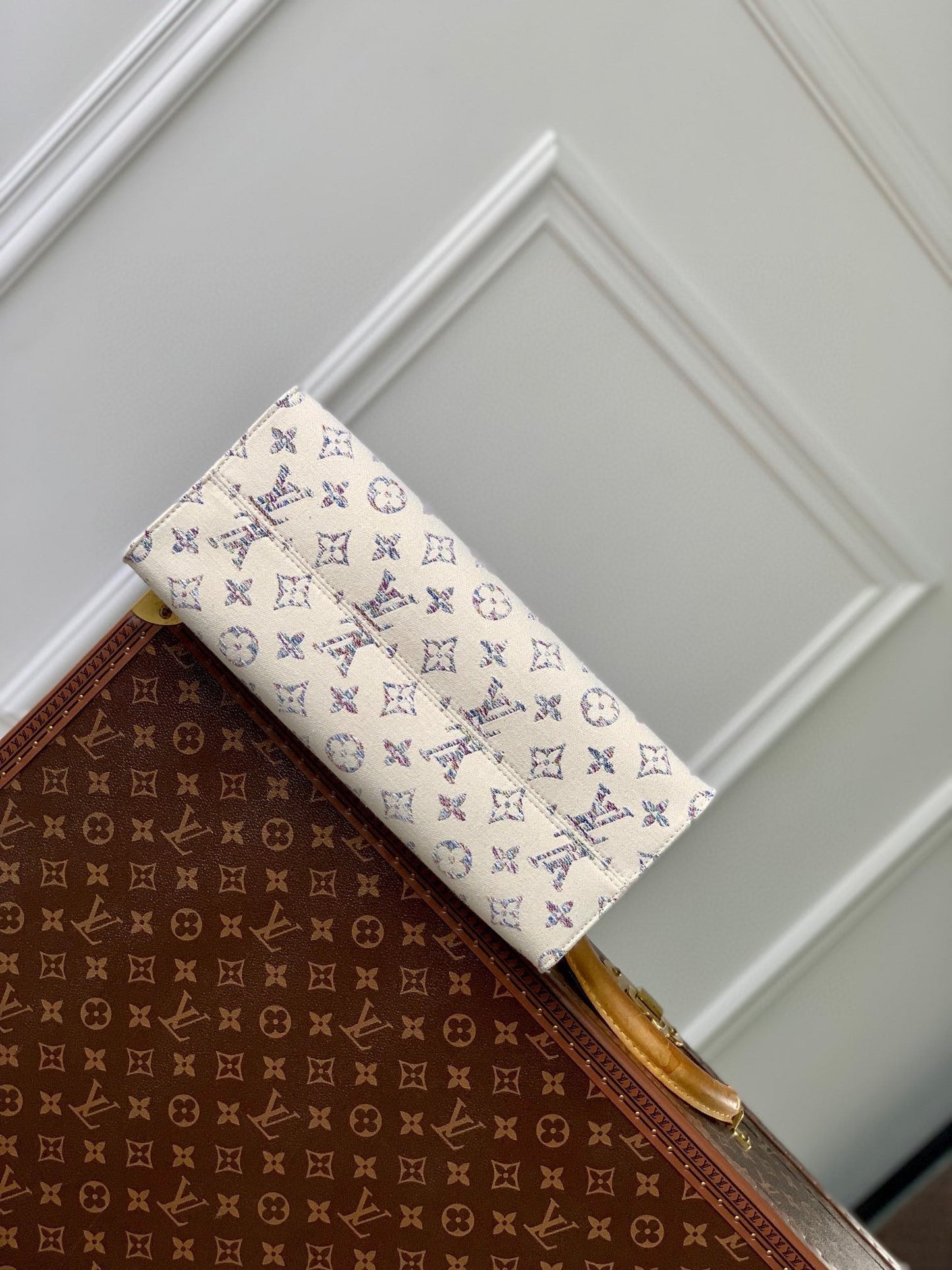 Lv OntheGo MM Cuir beige Tissu jacquard monogramme blanc