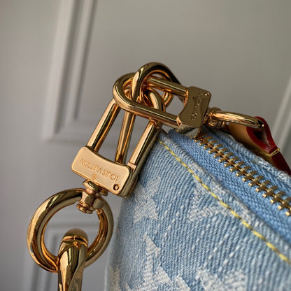 COUSSIN BB 21 EN DENIM MONOGRAMME BLEU CLAIR CHAÎNE OR