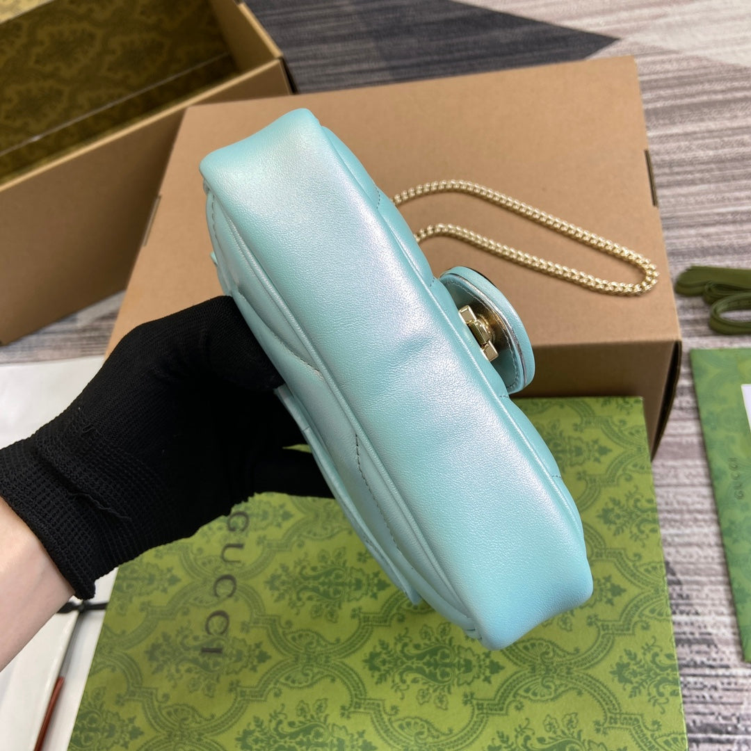 Mini sac bandoulière GG Marmont 16 en cuir de veau irisé bleu
