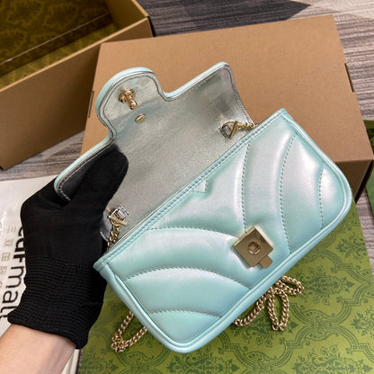 Mini sac bandoulière GG Marmont 16 en cuir de veau irisé bleu