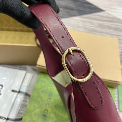 Petit sac bandoulière Jackie 27 en cuir de veau bordeaux et métal doré