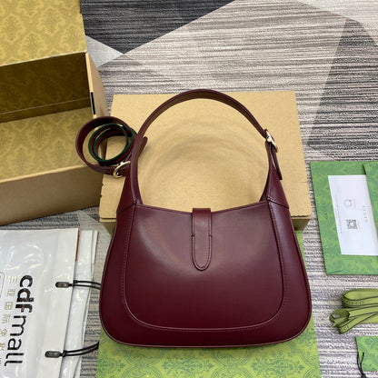 Petit sac bandoulière Jackie 27 en cuir de veau bordeaux et métal doré