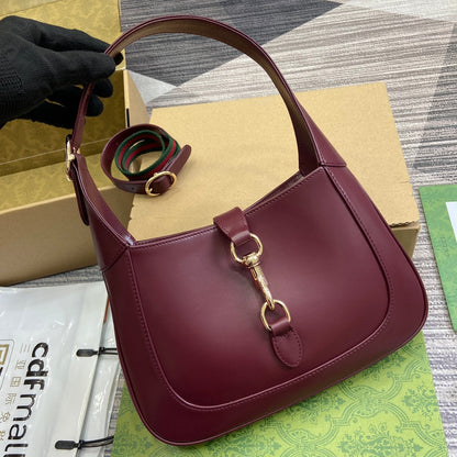 Petit sac bandoulière Jackie 27 en cuir de veau bordeaux et métal doré