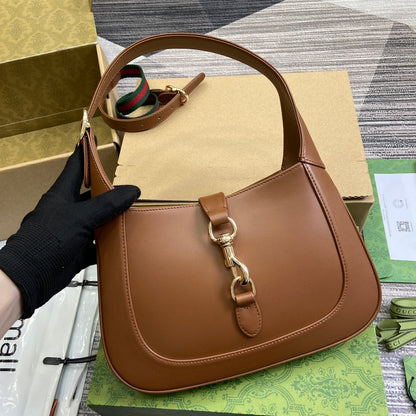 ジャッキー スモール ショルダーバッグ 27インチ タウニーブラウン カーフスキン ゴールド金具