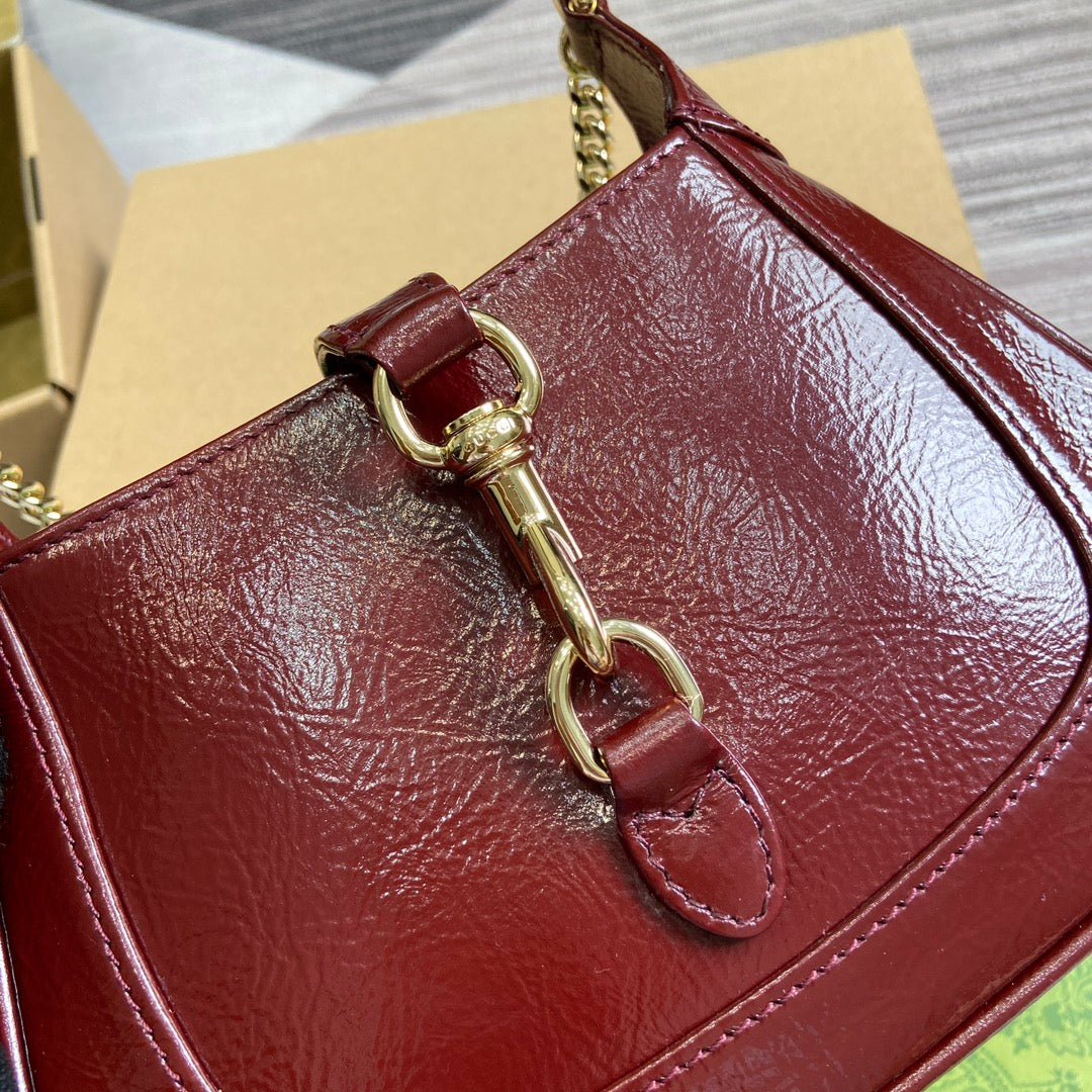 MINI SAC JACKIE NOTTE 19 EN CUIR DE VEAU LAQUÉ CRAQUELÉ VIN ROUGE, QUINCAILLERIE DORÉE