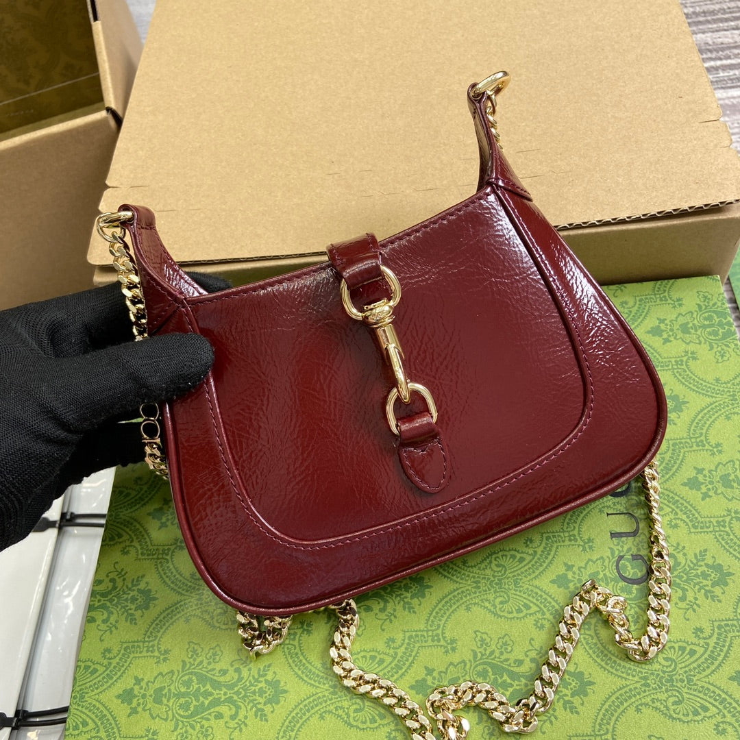 MINI SAC JACKIE NOTTE 19 EN CUIR DE VEAU LAQUÉ CRAQUELÉ VIN ROUGE, QUINCAILLERIE DORÉE