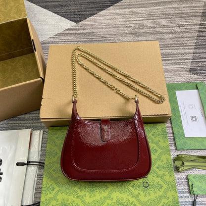 MINI SAC JACKIE NOTTE 19 EN CUIR DE VEAU LAQUÉ CRAQUELÉ VIN ROUGE, QUINCAILLERIE DORÉE