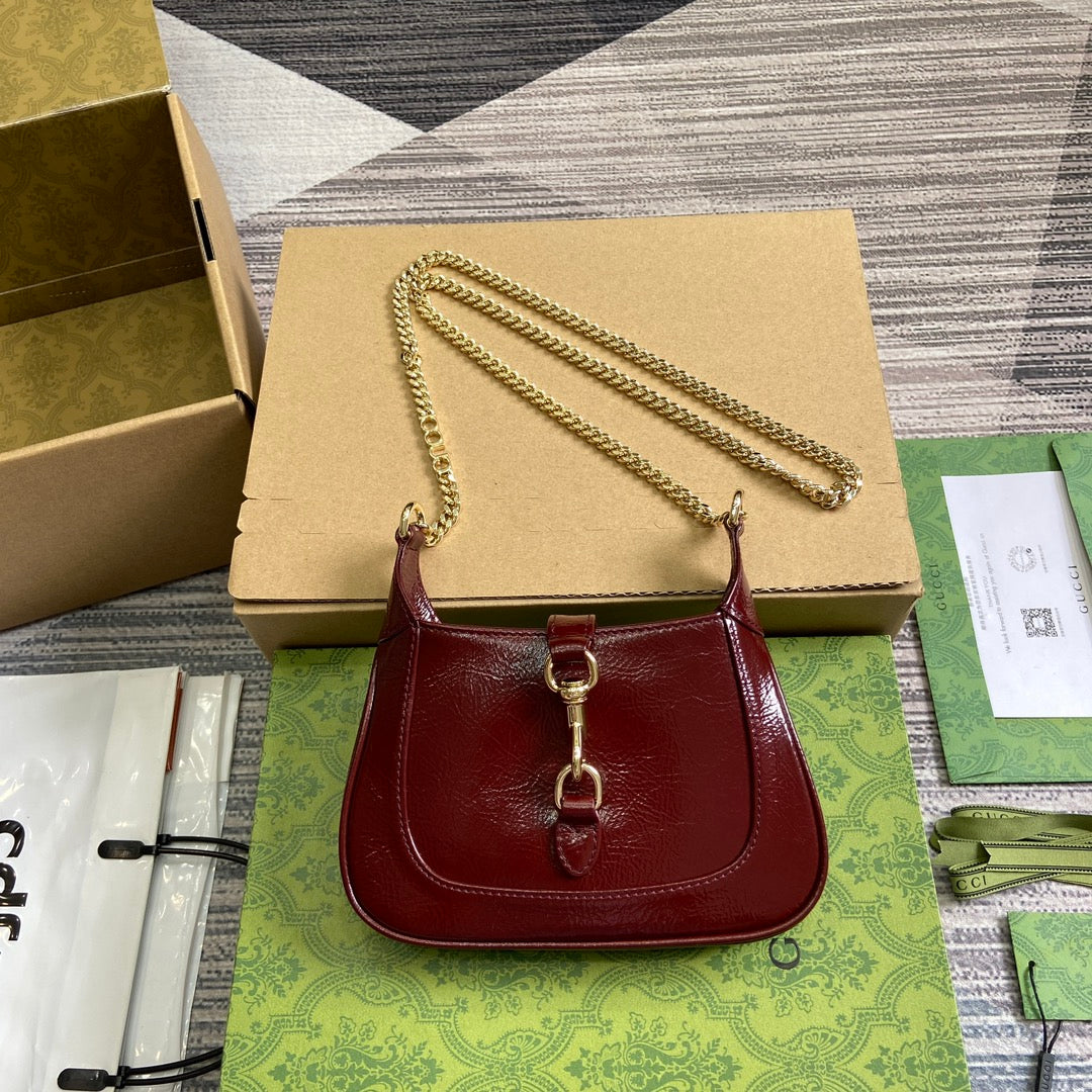 MINI SAC JACKIE NOTTE 19 EN CUIR DE VEAU LAQUÉ CRAQUELÉ VIN ROUGE, QUINCAILLERIE DORÉE