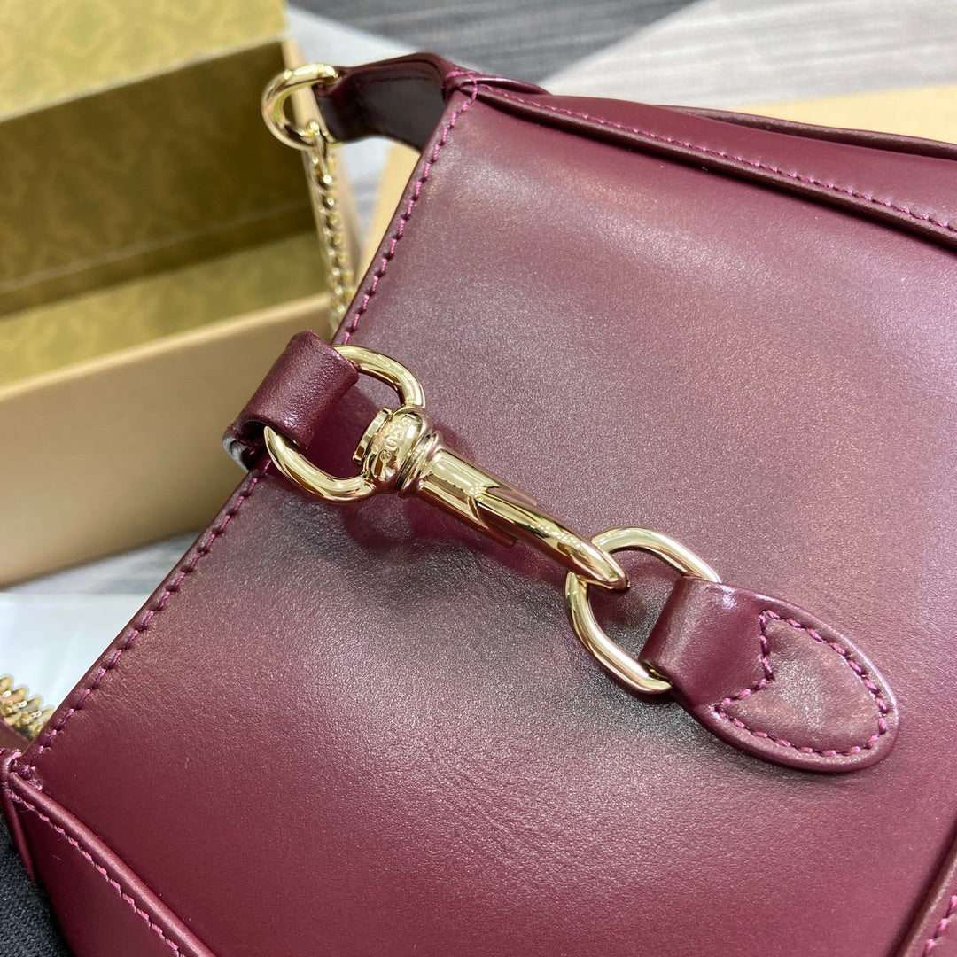 MINI SAC JACKIE NOTTE 19 EN CUIR DE VEAU ROUGE BORDEAUX, QUINCAILLERIE DORÉ