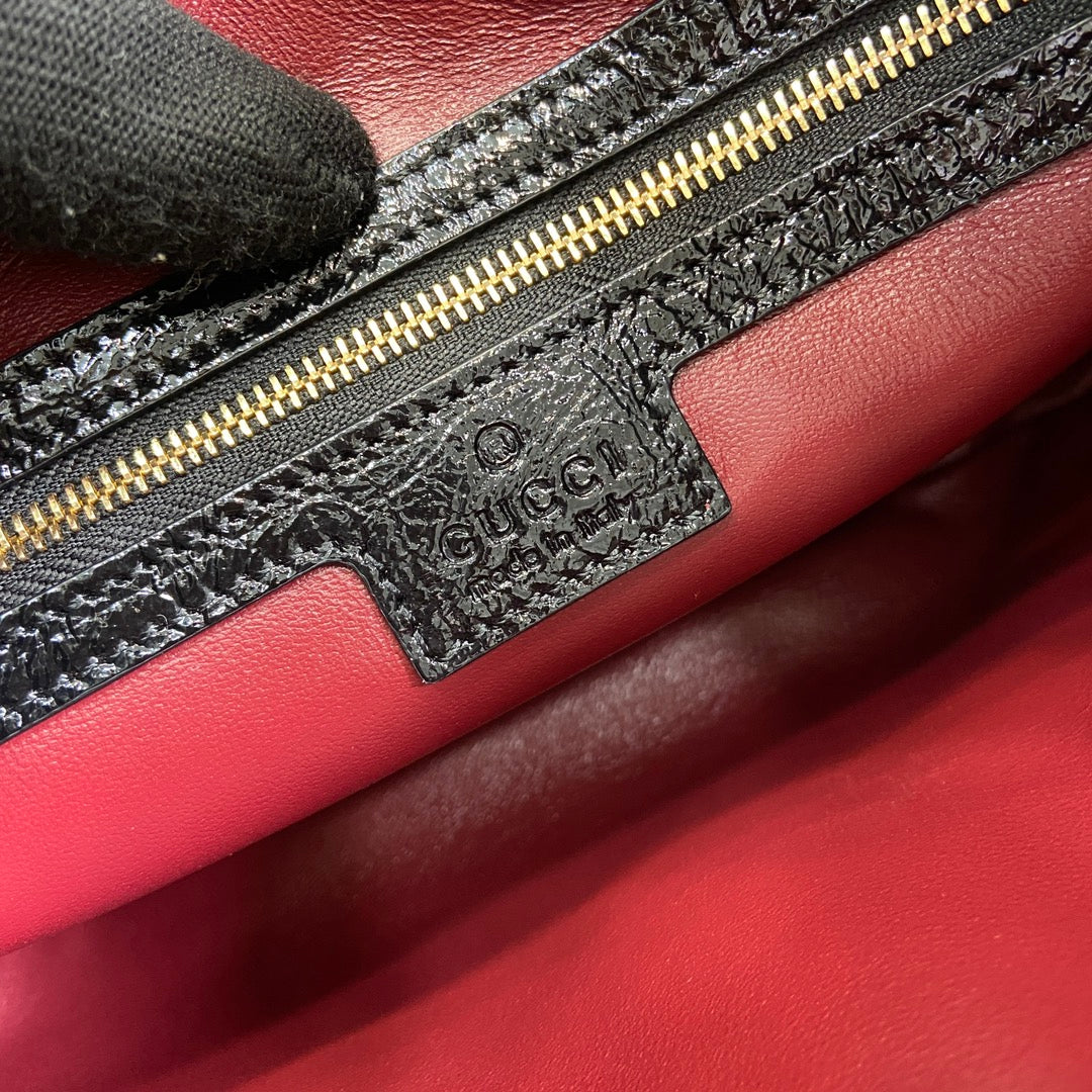 Petit sac bandoulière Jackie 27 en cuir de veau laqué craquelé noir, matériel doré 