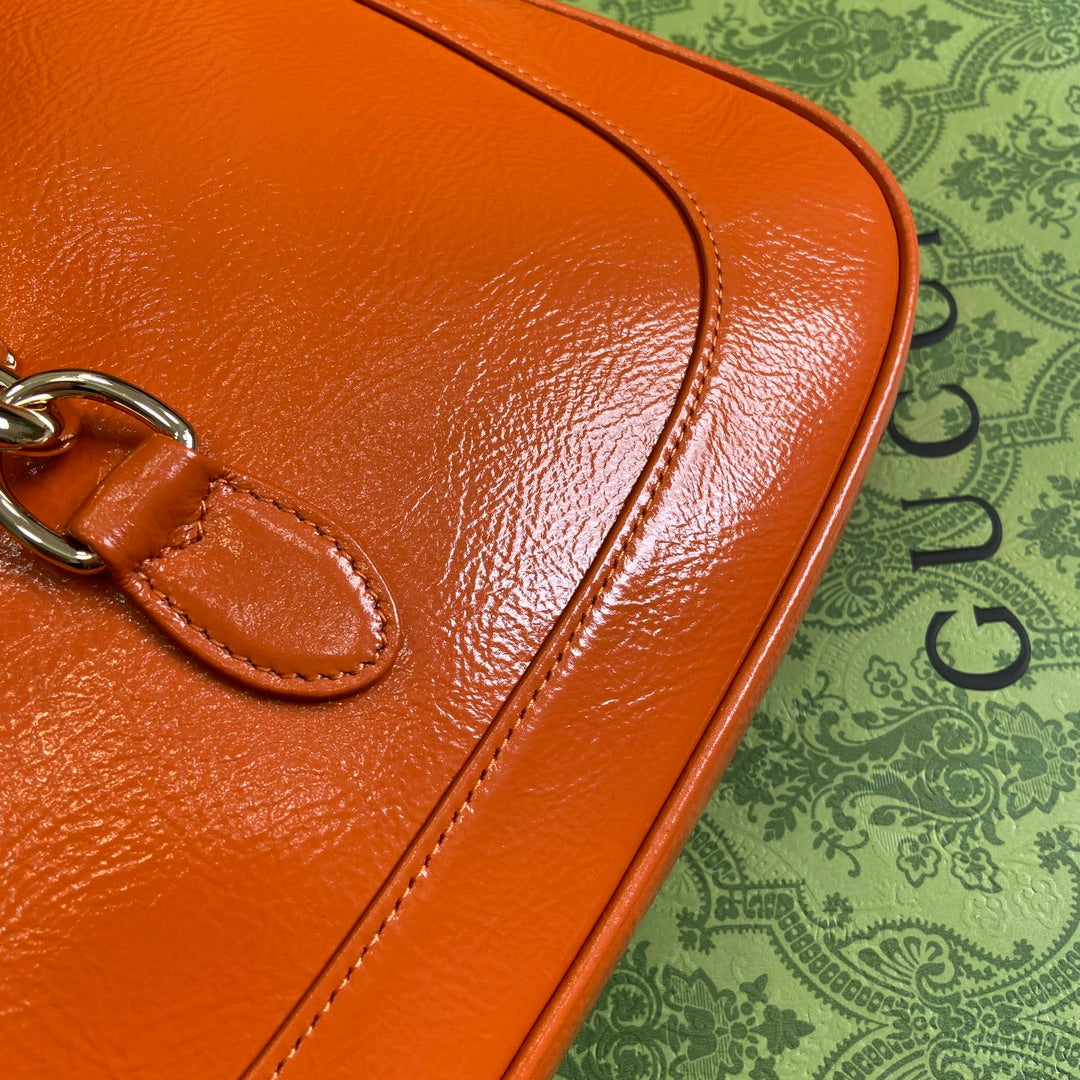 Petit sac bandoulière Jackie 27 en cuir de veau laqué craquelé orange, matériel doré 
