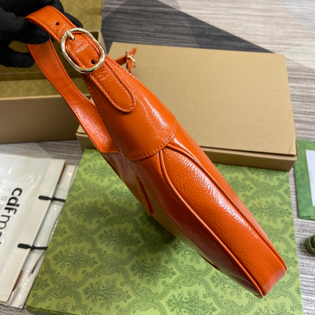Petit sac bandoulière Jackie 27 en cuir de veau laqué craquelé orange, matériel doré 