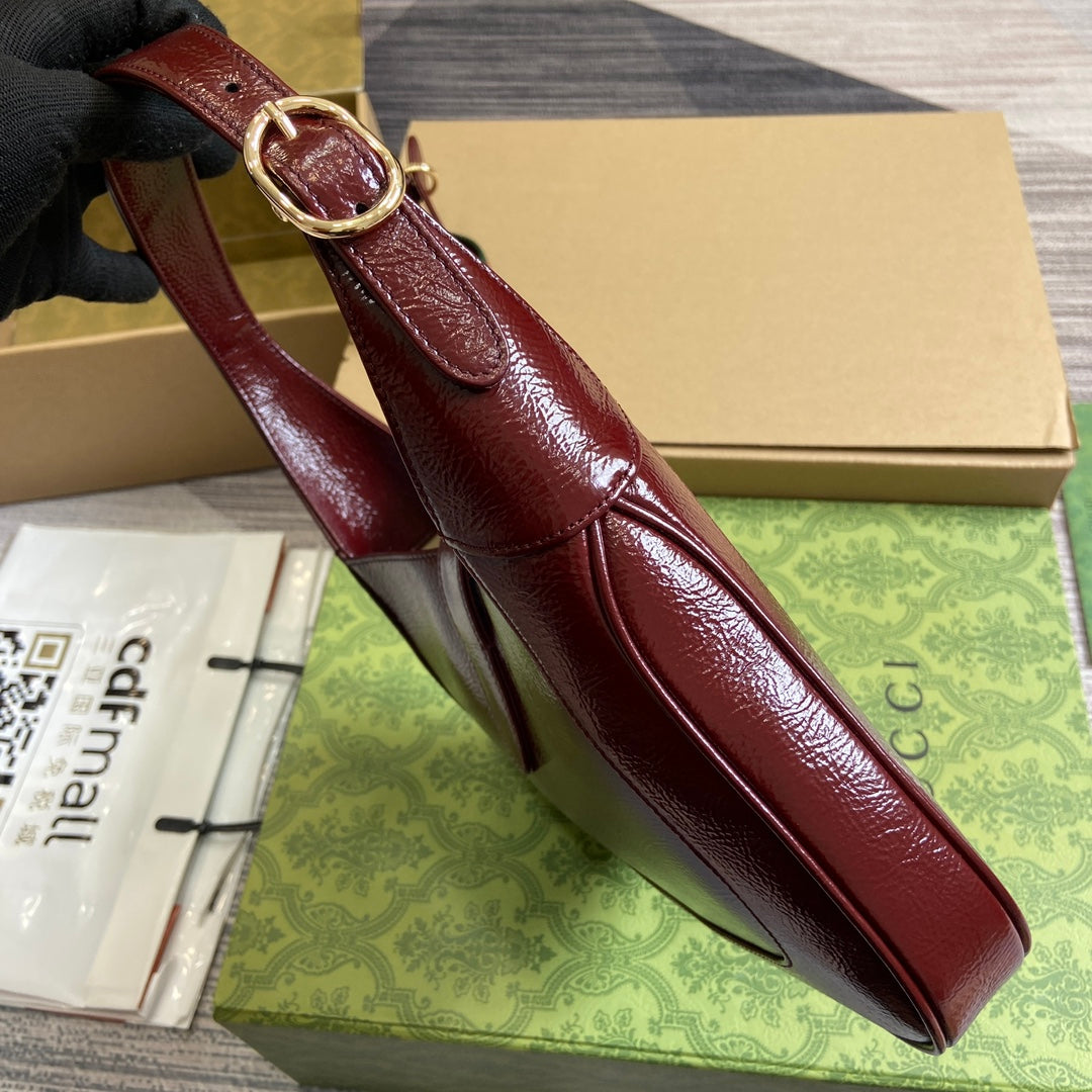 Petit sac bandoulière Jackie 27 en cuir de veau laqué craquelé rouge vin, accessoires dorés
