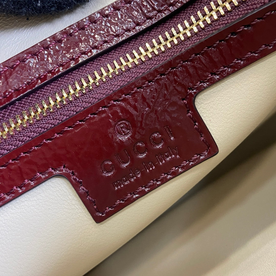 Petit sac bandoulière Jackie 27 en cuir de veau laqué craquelé rouge vin, accessoires dorés