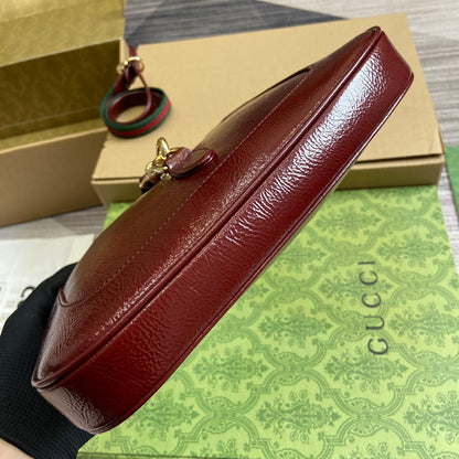 Petit sac bandoulière Jackie 27 en cuir de veau laqué craquelé rouge vin, accessoires dorés