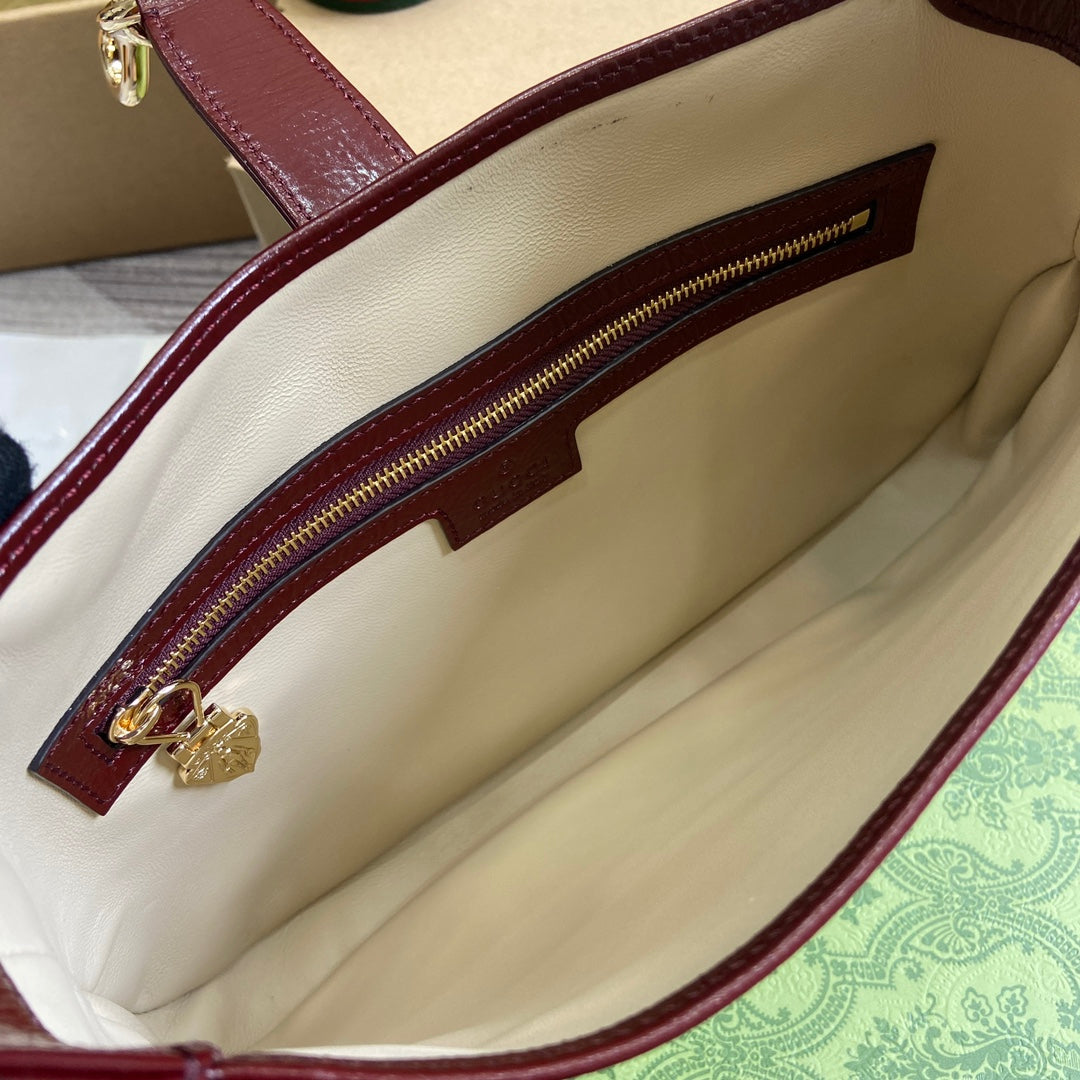 Petit sac bandoulière Jackie 27 en cuir de veau laqué craquelé rouge vin, accessoires dorés